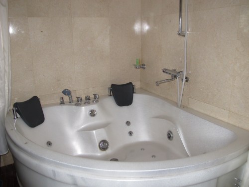 If you're traveling as a couple, ask for the cabin with this jacuzzi. Perfect for honeymooners! 